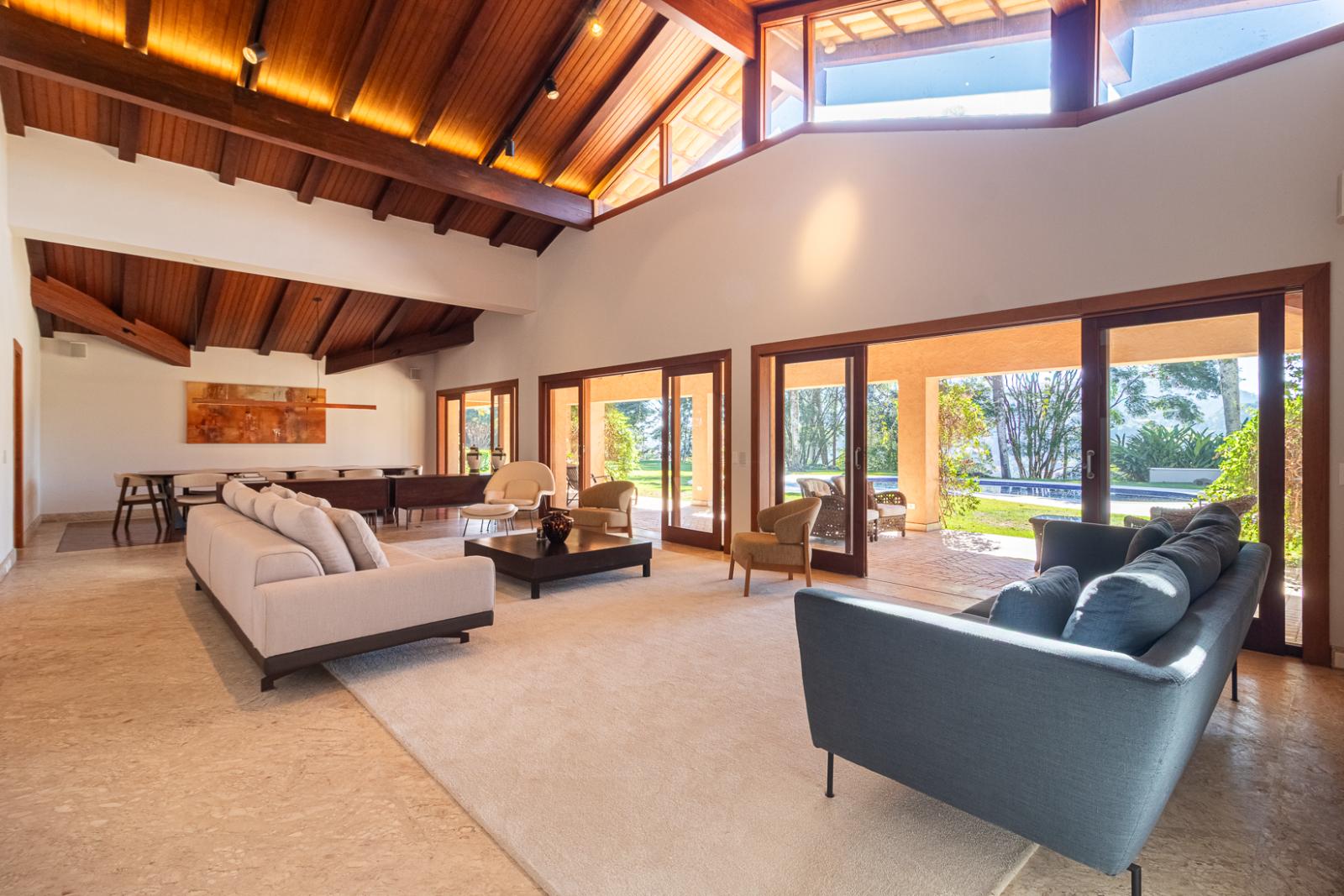 Área de convivência casa à venda ou para alugar em Residencial Tambore 1, Alphaville, Santana de Parnaíba — 4 suítes, 4000 m² — imagem 6 de 56