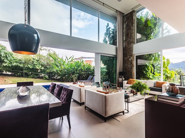 Sala de estar casa para alugar em Itahye Residencial, Alphaville, Barueri — 4 suítes, 564 m² — imagem 2 de 16
