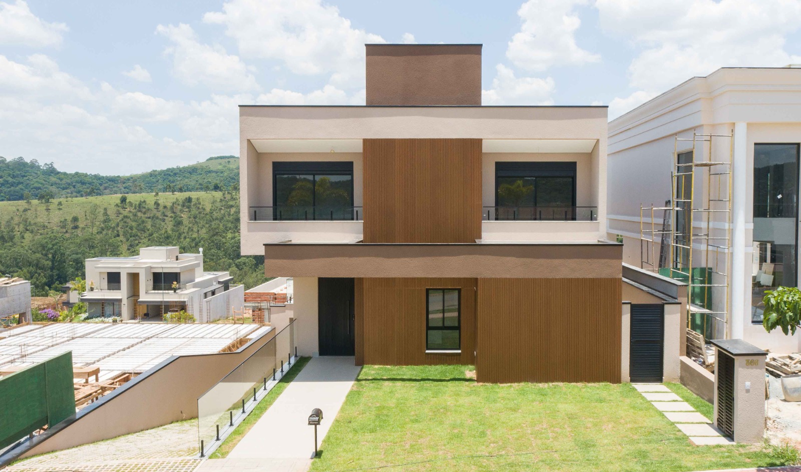 Cozinha e área gourmet casa à venda em Itahye Residencial, Alphaville, Barueri — 5 suítes, 420 m² — imagem 3 de 25