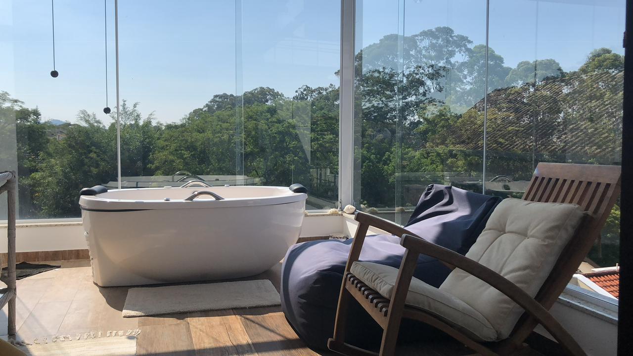 Fachada casa para alugar em Alphaville Residencial 5, Alphaville, Santana de Parnaíba — 4 suítes, 420 m² — imagem 1 de 22