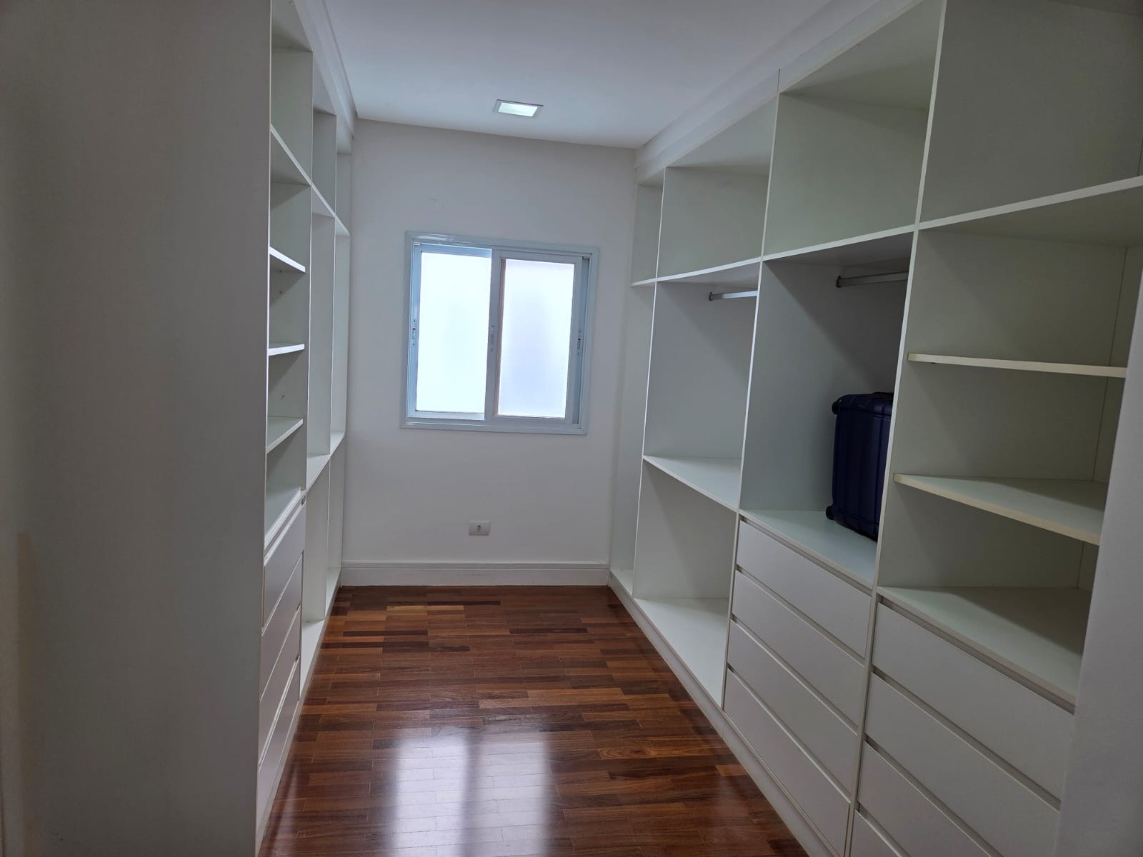 Sala de estar casa à venda em Genesis 1, Alphaville, Santana de Parnaíba — 4 suítes, 424 m² — imagem 2 de 25