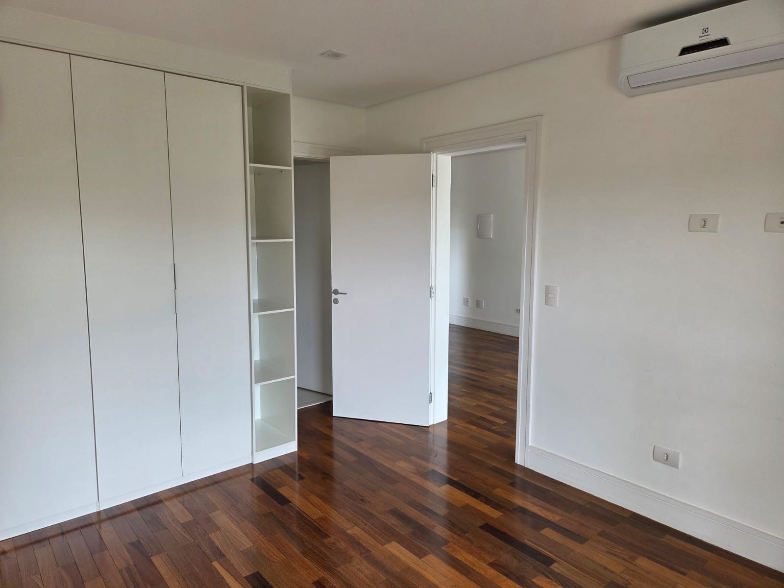 Cozinha e área gourmet casa à venda em Genesis 1, Alphaville, Santana de Parnaíba — 4 suítes, 424 m² — imagem 3 de 25