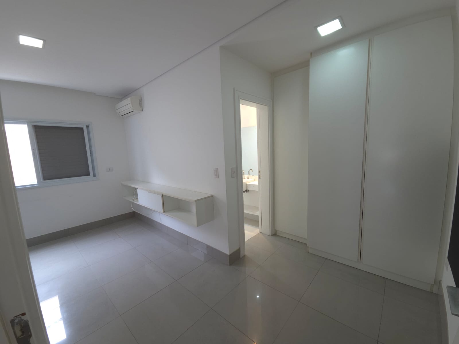 Suíte principal casa à venda em Genesis 1, Alphaville, Santana de Parnaíba — 4 suítes, 424 m² — imagem 4 de 25
