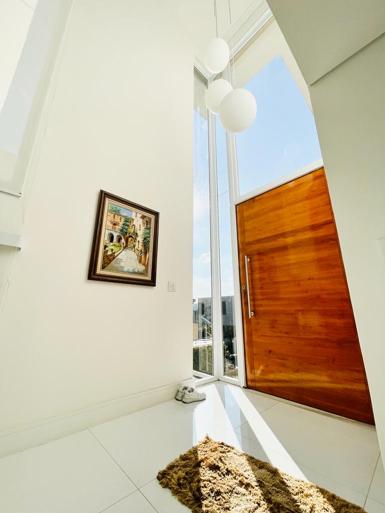 Sala de estar casa à venda em Genesis 1, Alphaville, Santana de Parnaíba — 4 suítes, 420 m² — imagem 2 de 23