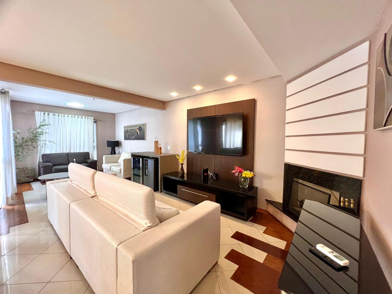Sala de estar casa à venda ou para alugar em Tambore 4, Santana de Parnaíba — 1 suíte, 200 m² — imagem 2 de 33