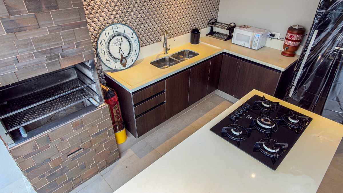 Cozinha e área gourmet casa para alugar em Tambore 11, Santana de Parnaíba — 4 suítes, 420 m² — imagem 3 de 47
