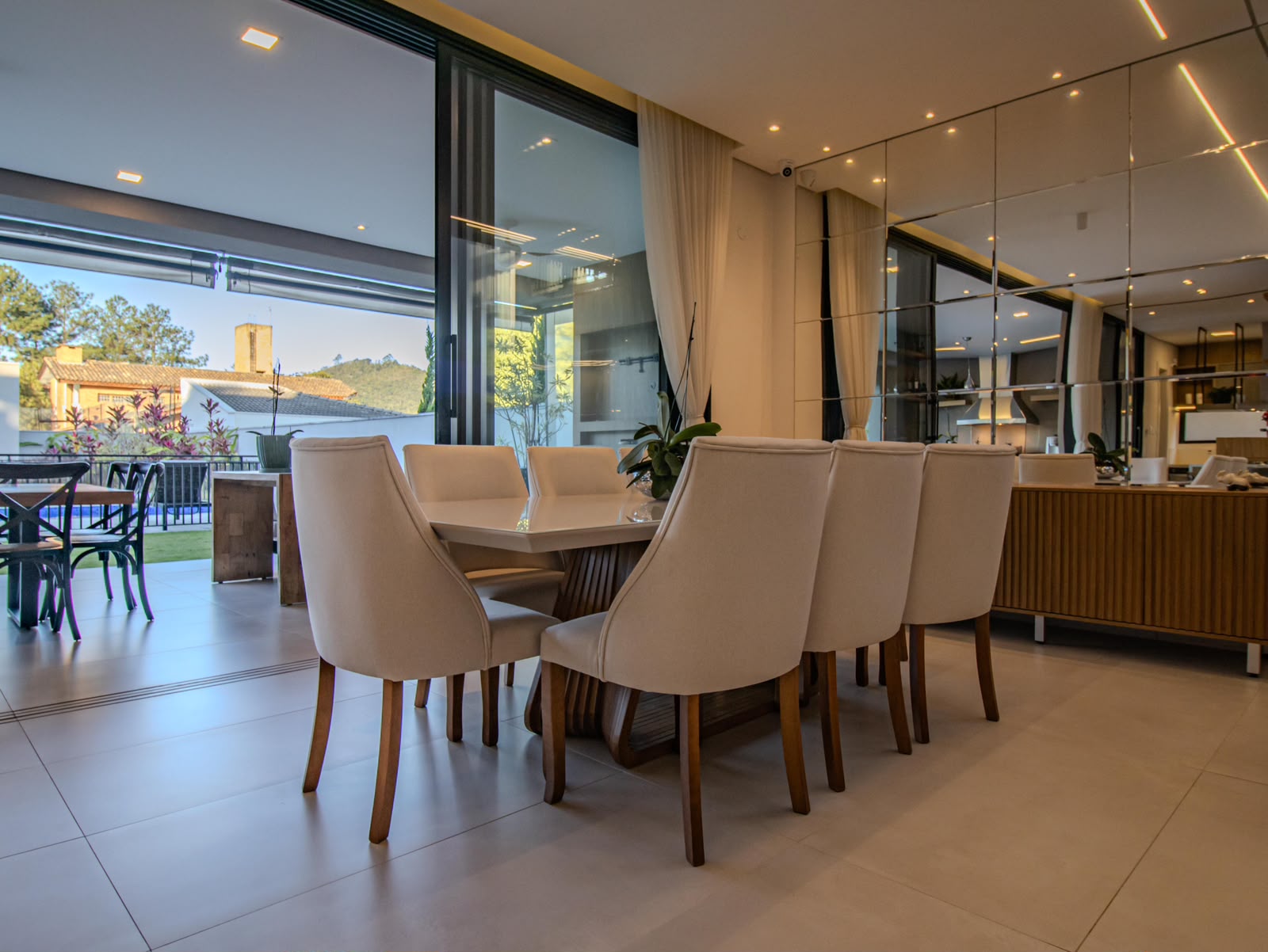 Cozinha e área gourmet casa à venda em Alphaville Residencial 10, Alphaville, Santana de Parnaíba — 5 suítes, 837 m² — imagem 3 de 40