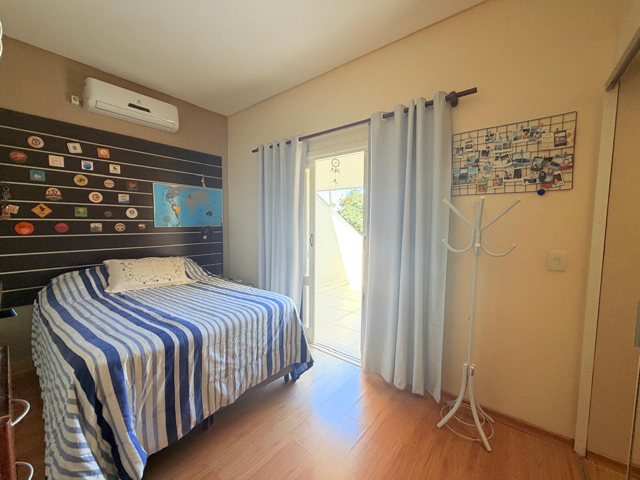 Sala de estar casa à venda em Barueri — 4 suítes, 560 m² — imagem 2 de 14