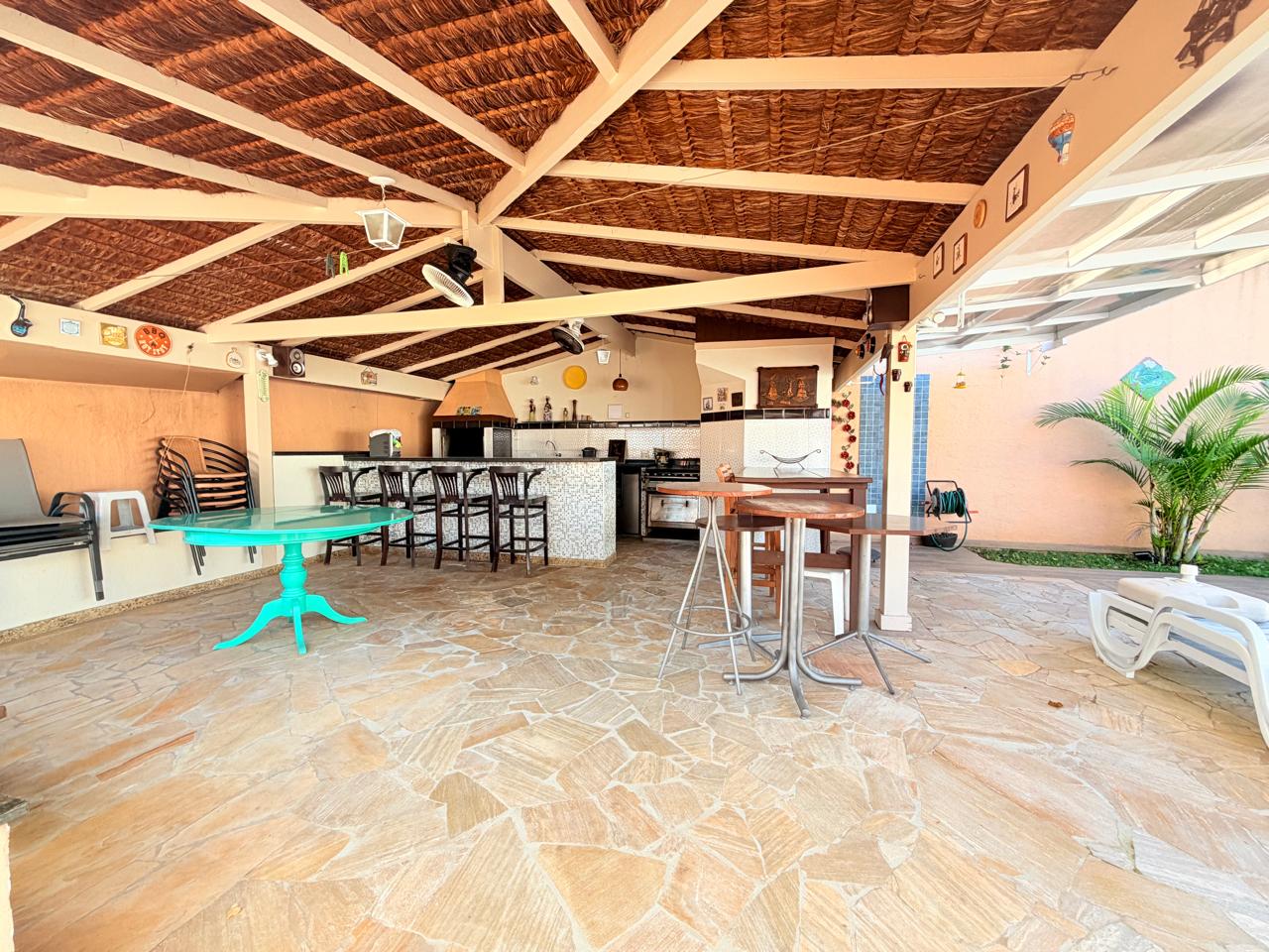 Piscina e área externa casa à venda em Barueri — 4 suítes, 560 m² — imagem 5 de 14