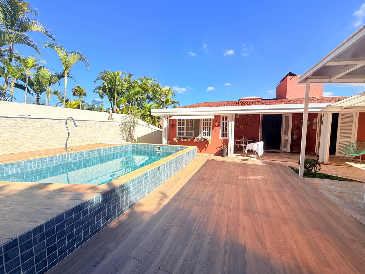 Fachada casa à venda em Barueri — 4 suítes, 560 m² — imagem 1 de 14