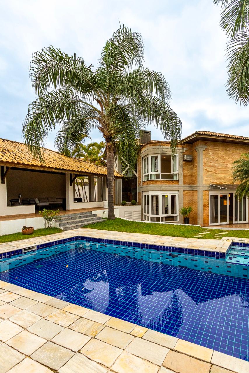 Fachada casa à venda em Tambore 3, Alphaville, Santana de Parnaíba — 4 suítes, 900 m² — imagem 1 de 17