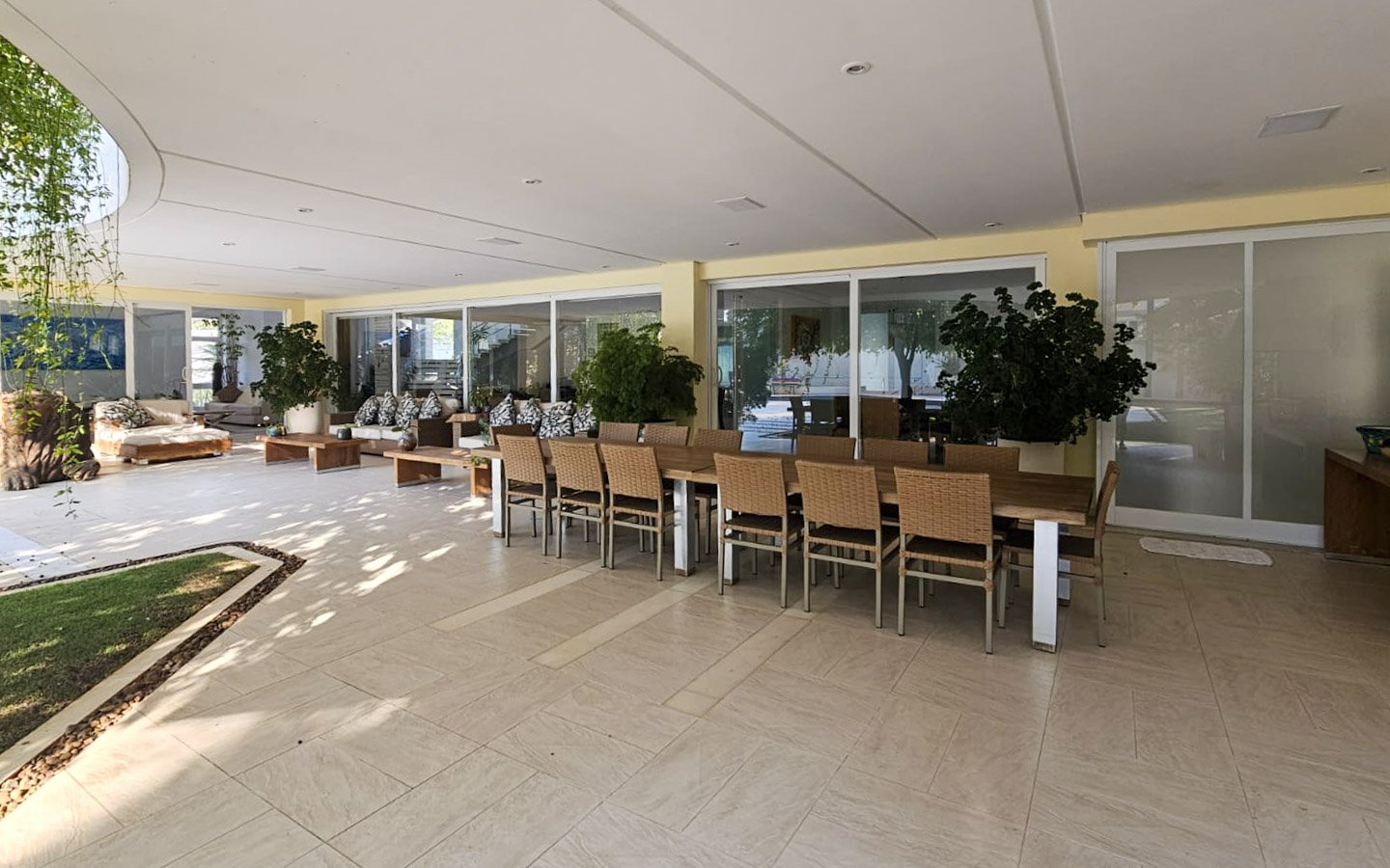 Sala de estar casa à venda em Alphaville Residencial 1, Alphaville, Barueri — 5 suítes, 1900 m² — imagem 2 de 30