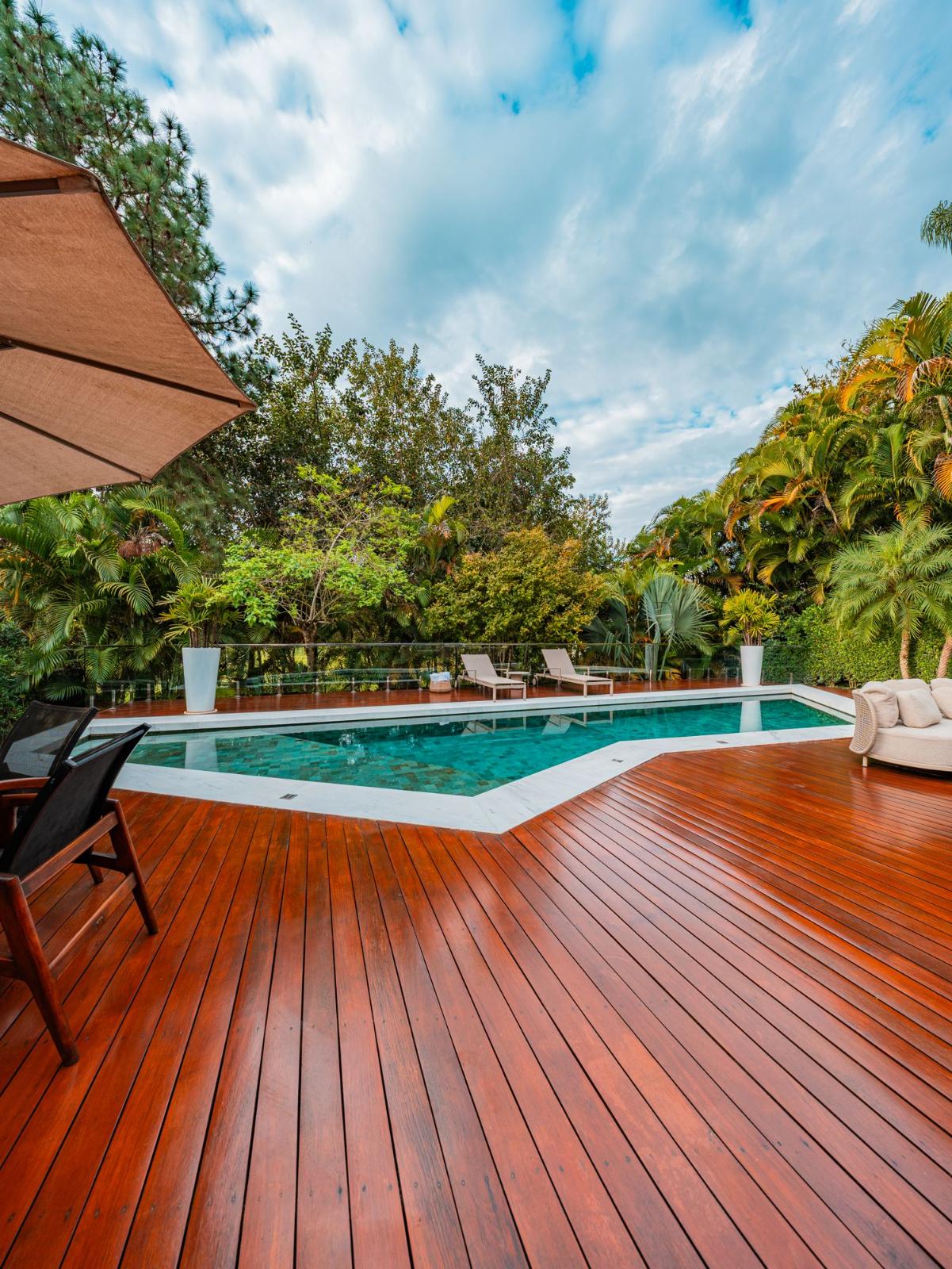 Piscina e área externa casa à venda em Alphaville Residencial 2, Alphaville, Barueri — 5 suítes, 836 m² — imagem 5 de 18