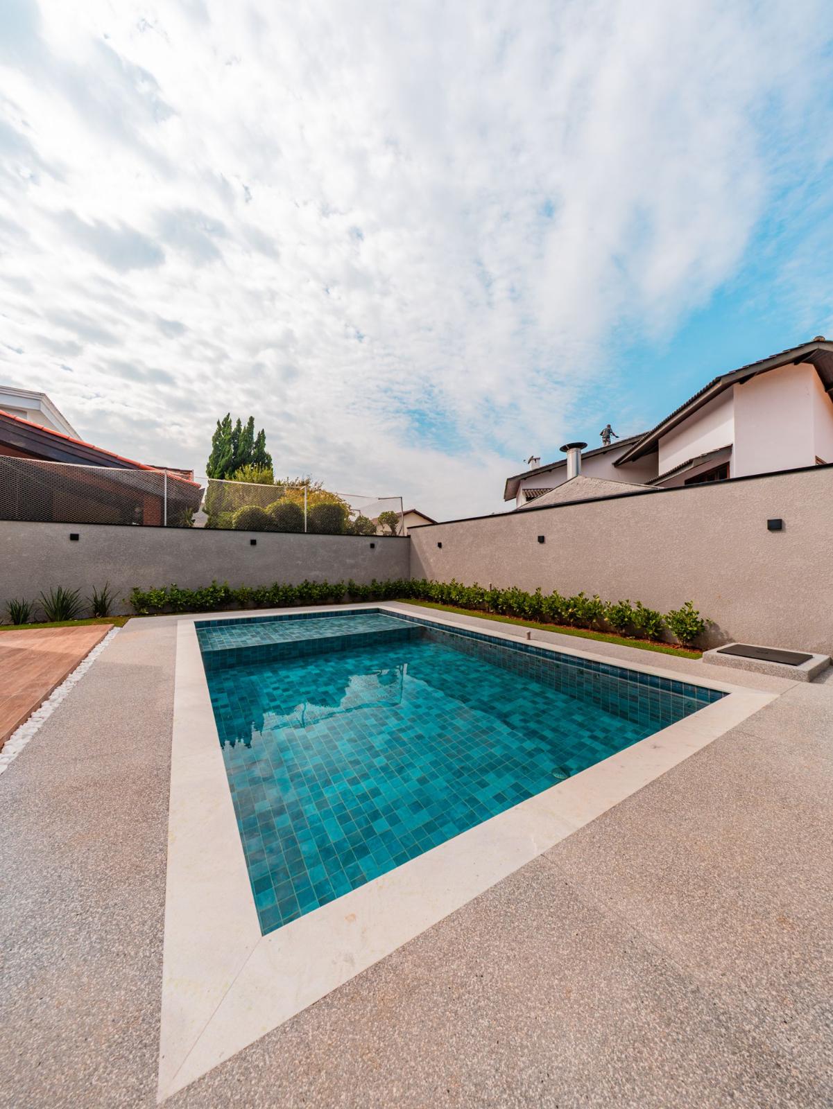 Piscina e área externa casa à venda em Alphaville Residencial 6, Alphaville, Santana de Parnaíba — 4 suítes, 420 m² — imagem 5 de 18