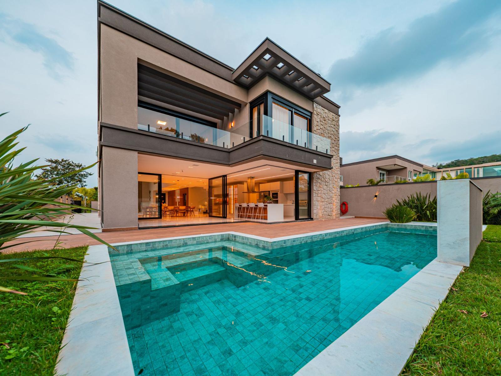 Cozinha e área gourmet casa à venda em Genesis 2, Alphaville, Santana de Parnaíba — 4 suítes, 505 m² — imagem 3 de 18