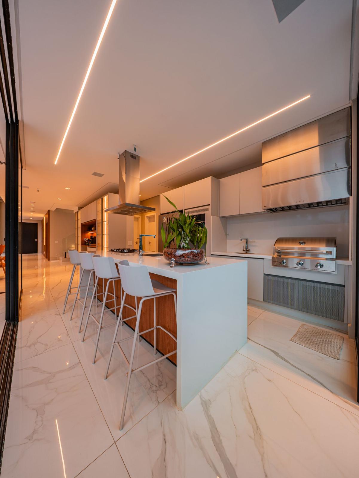 Suíte principal casa à venda em Genesis 2, Alphaville, Santana de Parnaíba — 4 suítes, 505 m² — imagem 4 de 18