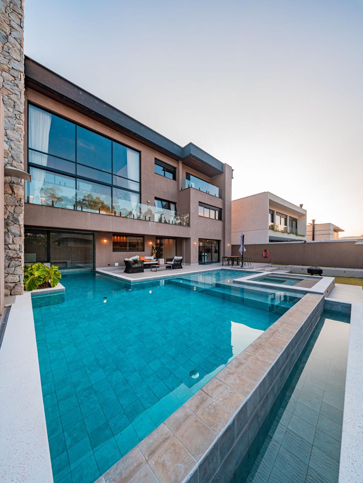 Cozinha e área gourmet casa à venda em Itahye Residencial, Alphaville, Barueri — 4 suítes, 900 m² — imagem 3 de 18
