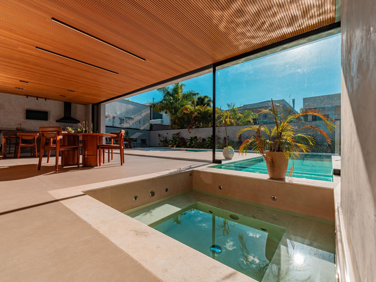 Suíte principal casa à venda em Reserva Santa Maria, Granja Viana, Cotia — 5 suítes, 668 m² — imagem 4 de 18