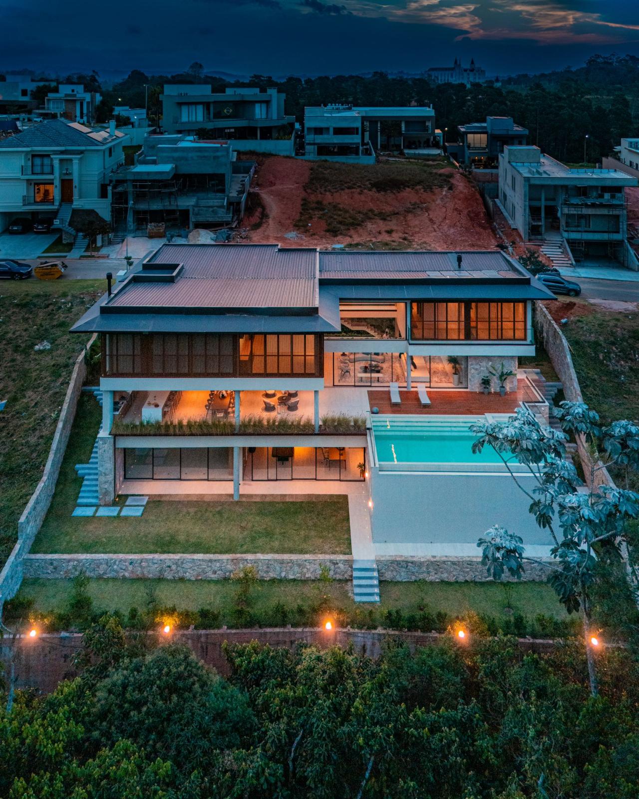 Fachada casa à venda em Vintage, Granja Viana, Cotia — 4 suítes, 1019 m² — imagem 1 de 18