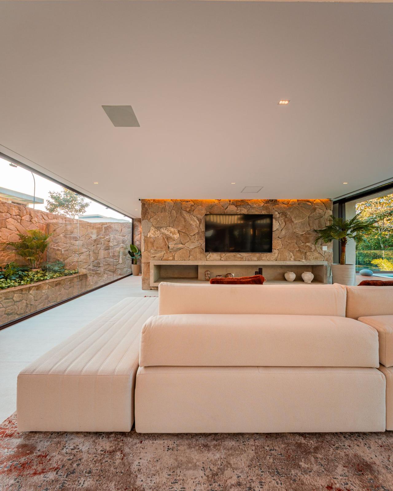 Piscina e área externa casa à venda em Vintage, Granja Viana, Cotia — 4 suítes, 1019 m² — imagem 5 de 18