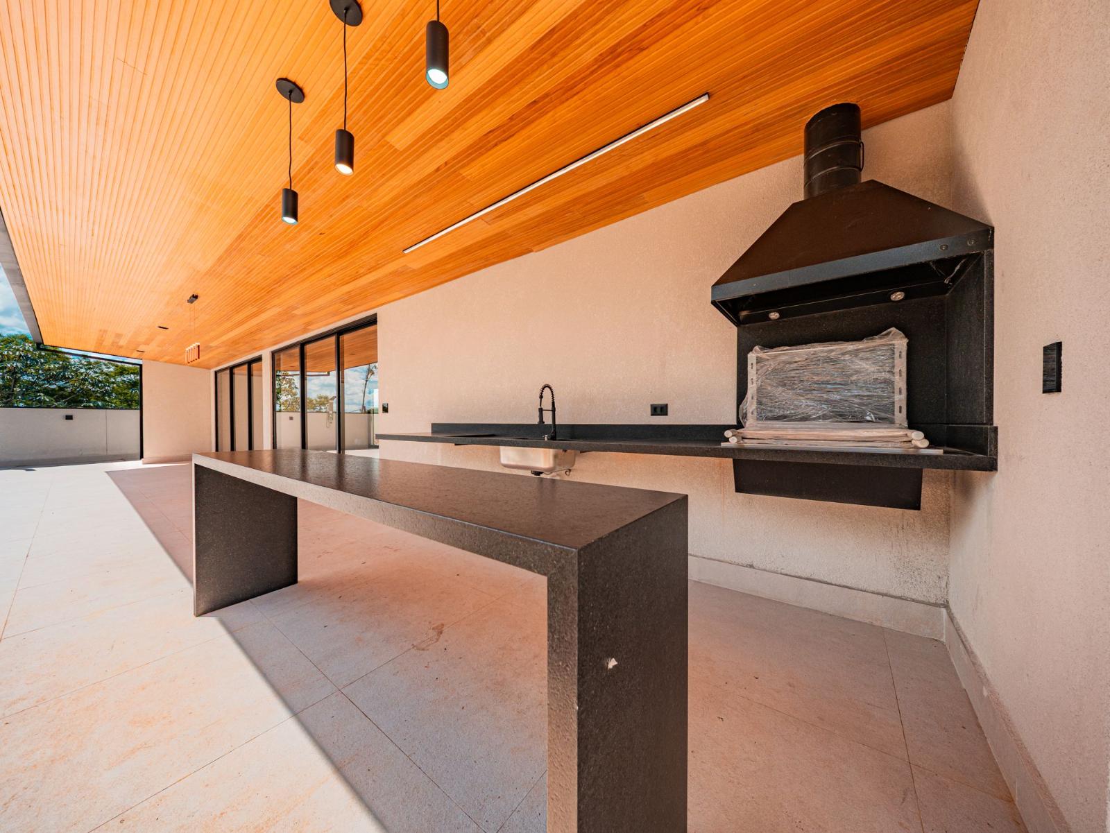 Cozinha e área gourmet casa à venda em Vintage, Granja Viana, Cotia — 4 suítes, 553 m² — imagem 3 de 18