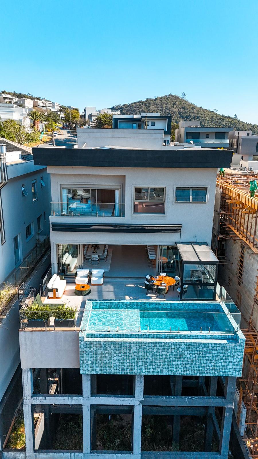 Fachada casa à venda em Genesis 2, Alphaville, Santana de Parnaíba — 3 suítes, 698 m² — imagem 1 de 18