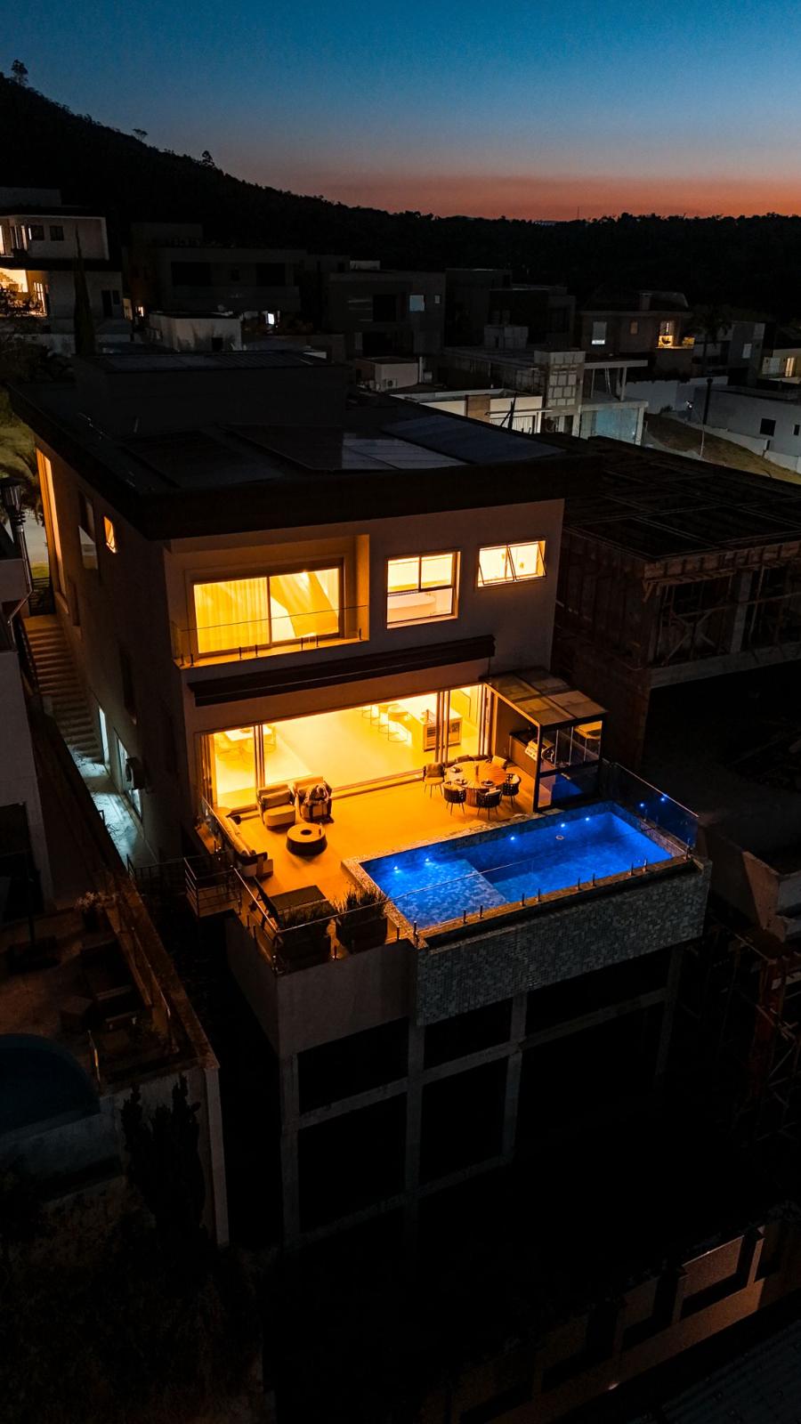 Sala de estar casa à venda em Genesis 2, Alphaville, Santana de Parnaíba — 3 suítes, 698 m² — imagem 2 de 18