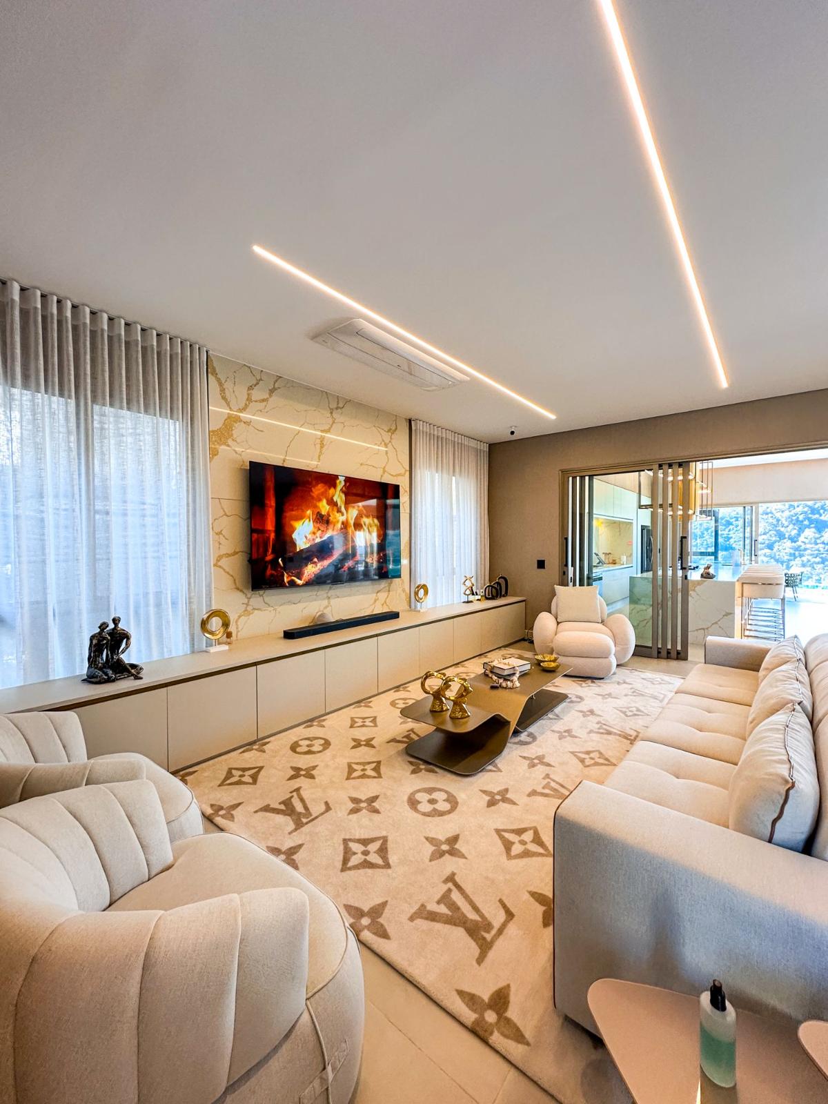 Cozinha e área gourmet casa à venda em Genesis 2, Alphaville, Santana de Parnaíba — 3 suítes, 698 m² — imagem 3 de 18