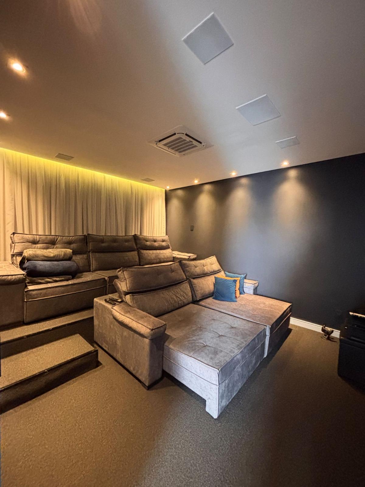 Sala de estar casa para alugar em Itahye Residencial, Alphaville, Barueri — 1 suíte, 420 m² — imagem 2 de 18