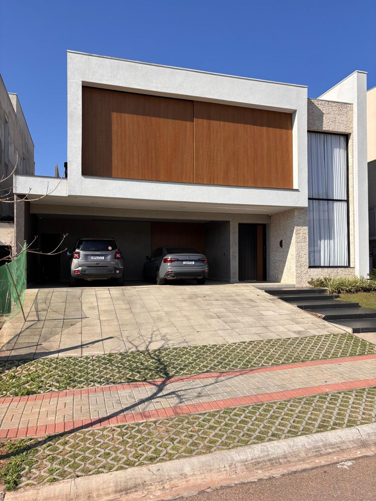 Fachada casa para alugar em Itahye Residencial, Alphaville, Barueri — 1 suíte, 420 m² — imagem 1 de 18