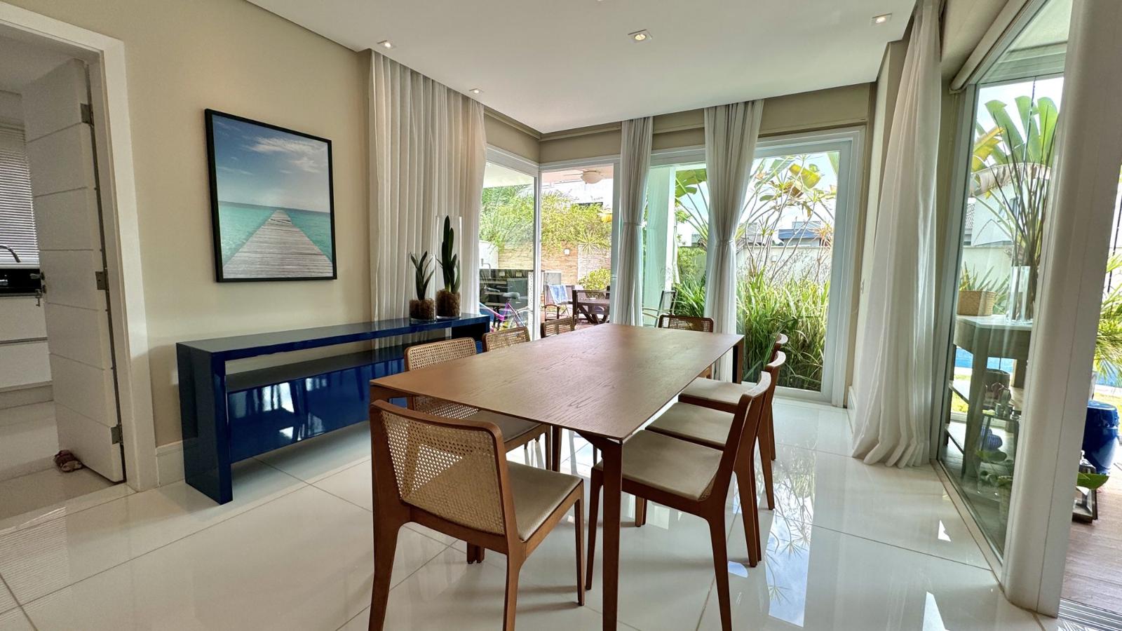 Área de convivência casa à venda em Tambore 11, Alphaville, Santana de Parnaíba — 4 suítes, 420 m² — imagem 6 de 18