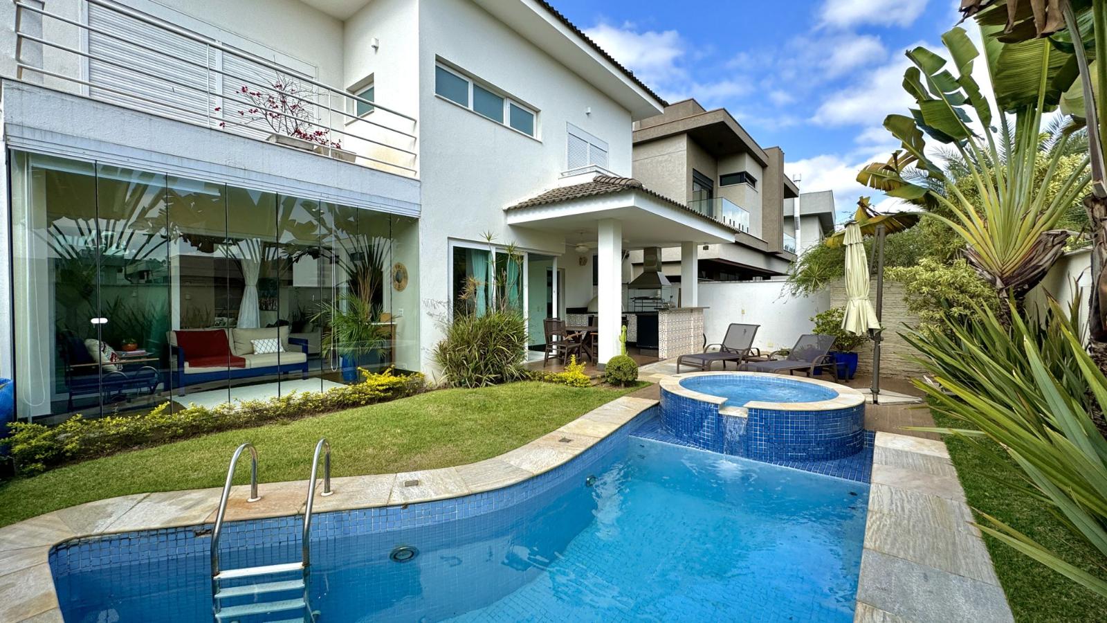 Fachada casa à venda em Tambore 11, Alphaville, Santana de Parnaíba — 4 suítes, 420 m² — imagem 1 de 18