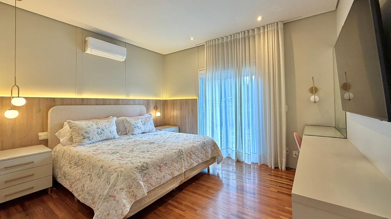 Sala de estar casa à venda em Tambore 11, Alphaville, Santana de Parnaíba — 4 suítes, 617 m² — imagem 2 de 18
