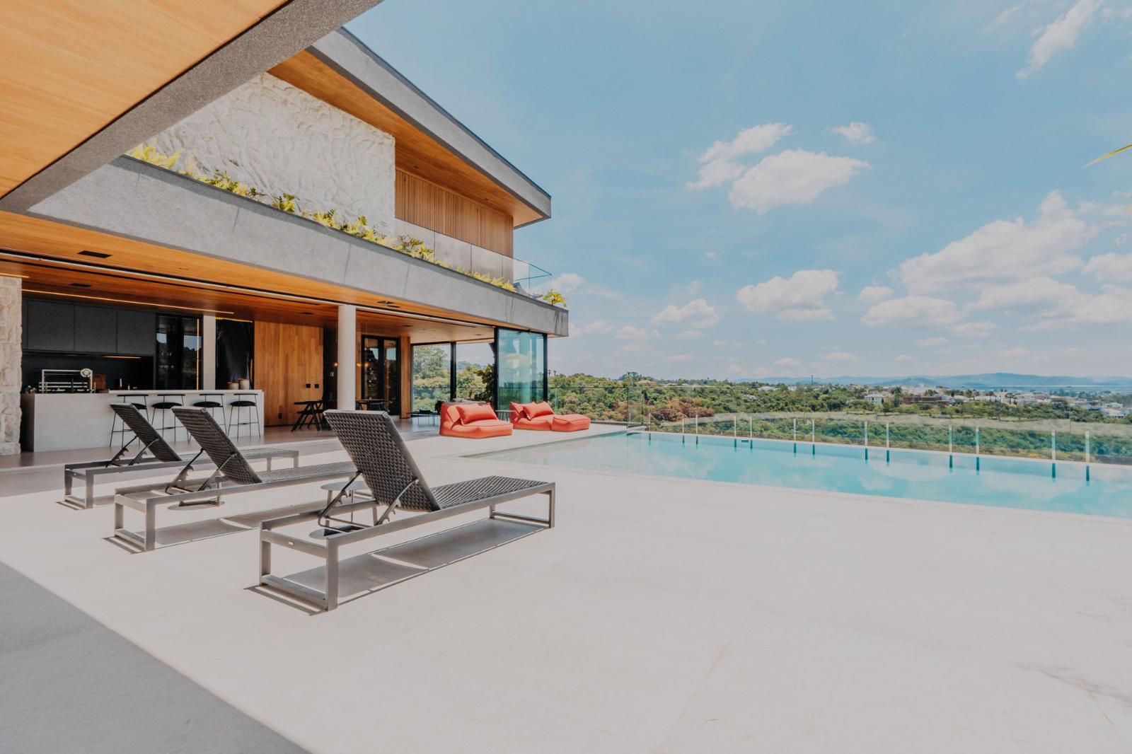 Piscina e área externa casa à venda em Genesis 2, Alphaville, Santana de Parnaíba — 4 suítes, 734 m² — imagem 5 de 18