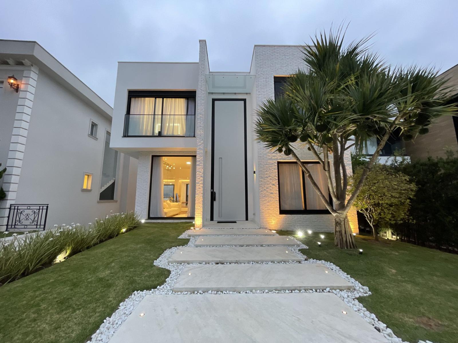 Fachada casa para alugar em Residencial Tambore 10 , Alphaville, Santana de Parnaíba — 4 suítes, 495 m² — imagem 1 de 18