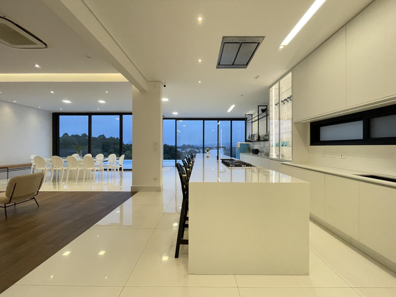 Piscina e área externa casa para alugar em Residencial Tambore 10 , Alphaville, Santana de Parnaíba — 4 suítes, 495 m² — imagem 5 de 18