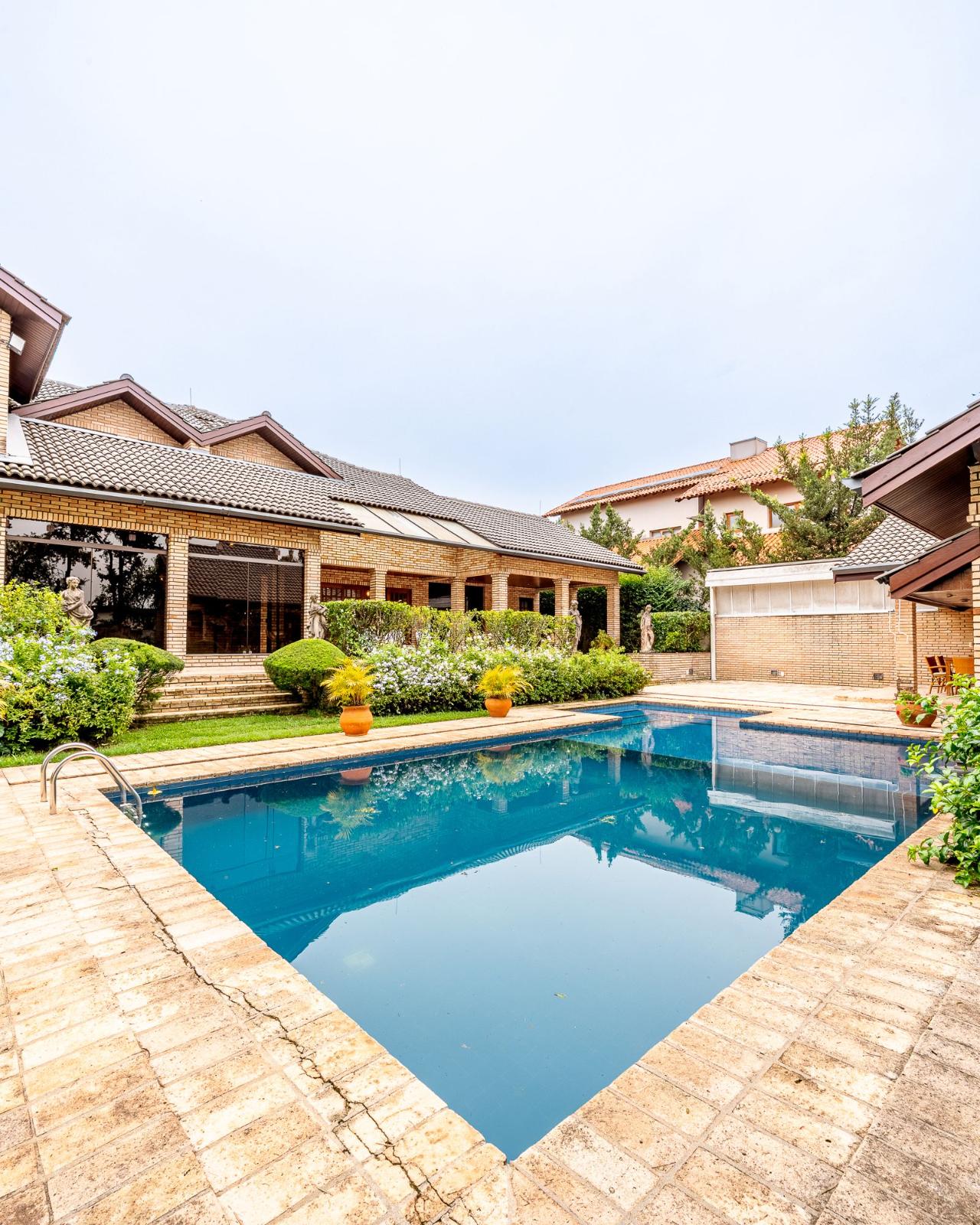 Cozinha e área gourmet casa à venda em Alphaville Residencial 8, Alphaville, Santana de Parnaíba — 4 suítes, 1826 m² — imagem 3 de 18
