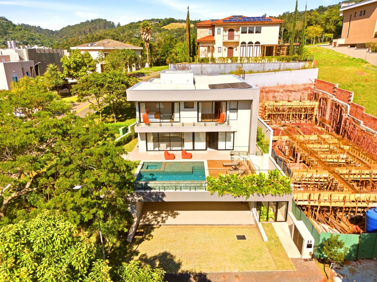 Sala de estar casa à venda em Genesis 2, Alphaville, Santana de Parnaíba — 5 suítes, 625 m² — imagem 2 de 18