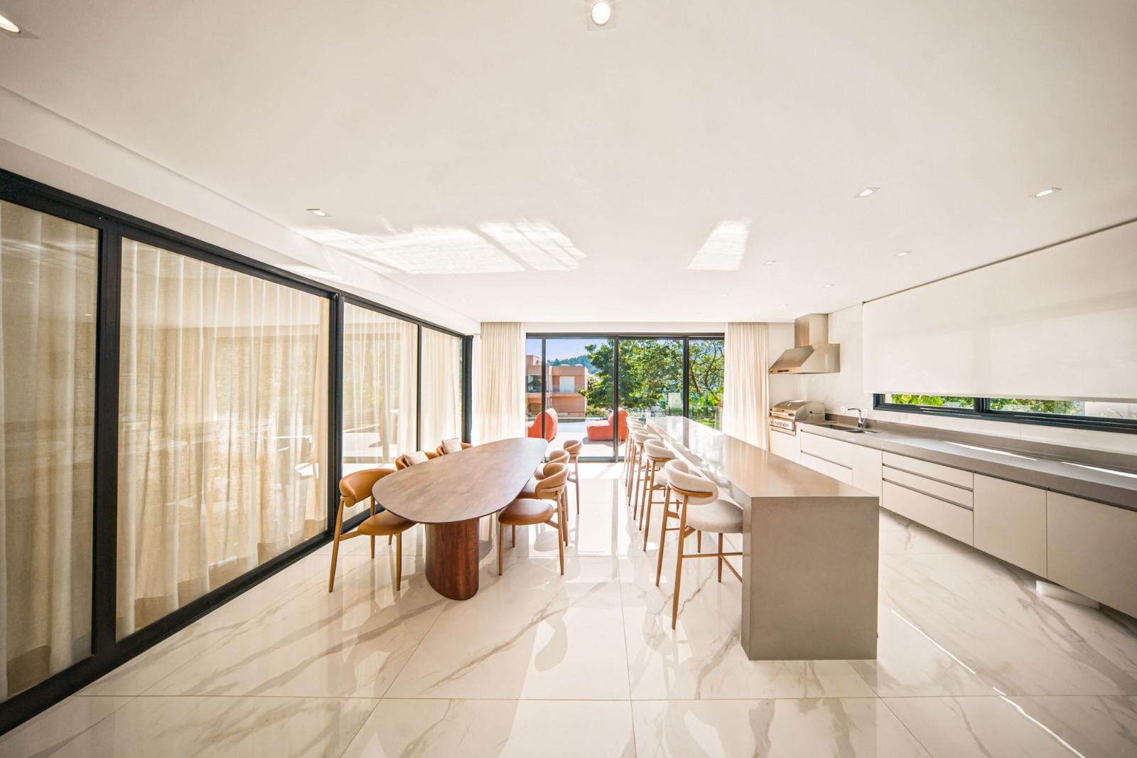 Área de convivência casa à venda em Genesis 2, Alphaville, Santana de Parnaíba — 5 suítes, 625 m² — imagem 6 de 18