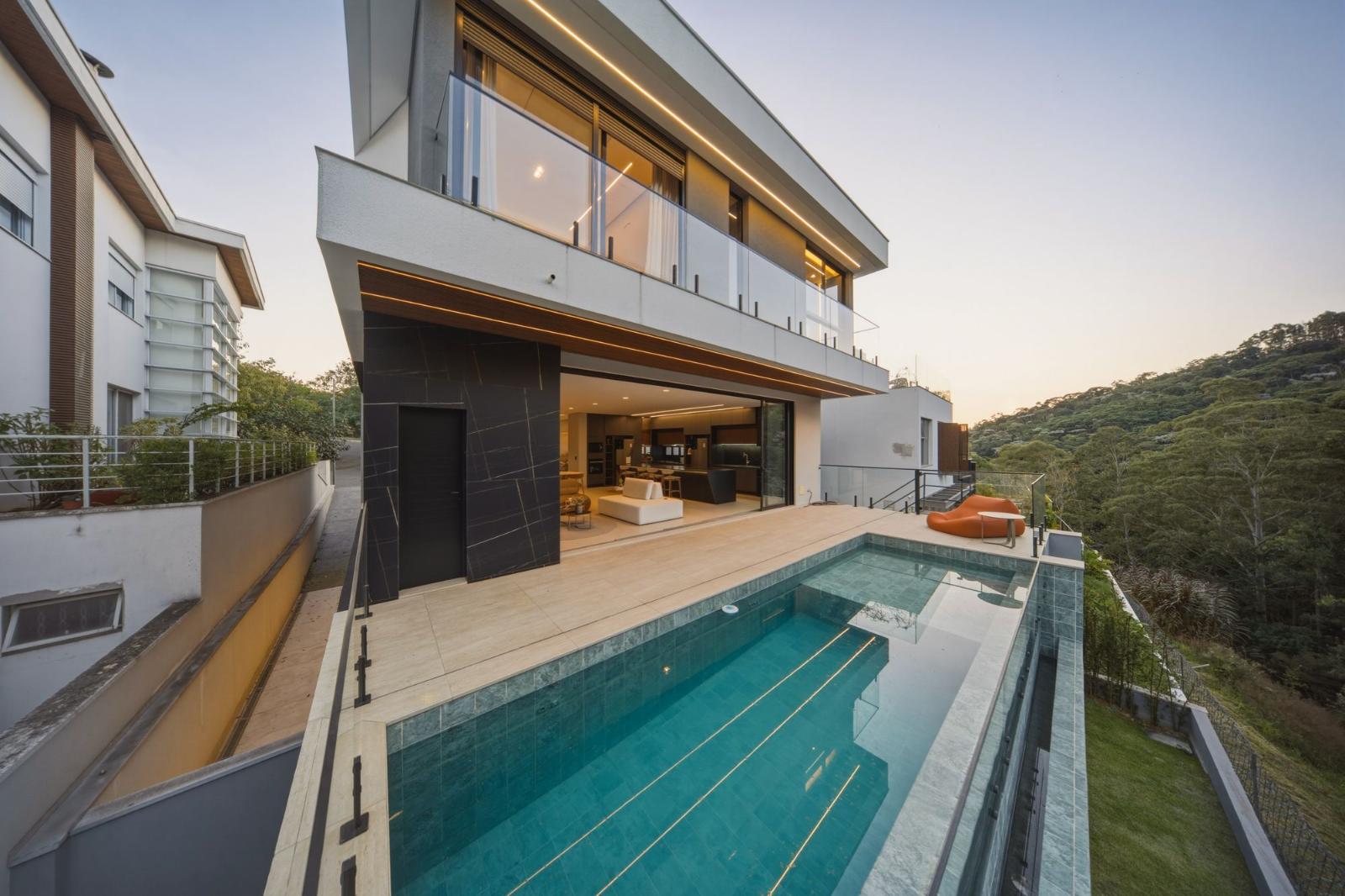Fachada casa à venda em Tambore 11, Alphaville, Santana de Parnaíba — 4 suítes, 450 m² — imagem 1 de 18