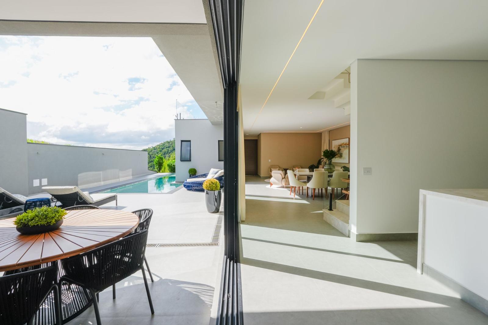Suíte principal casa à venda em Genesis 2, Alphaville, Santana de Parnaíba — 5 suítes, 464 m² — imagem 4 de 18