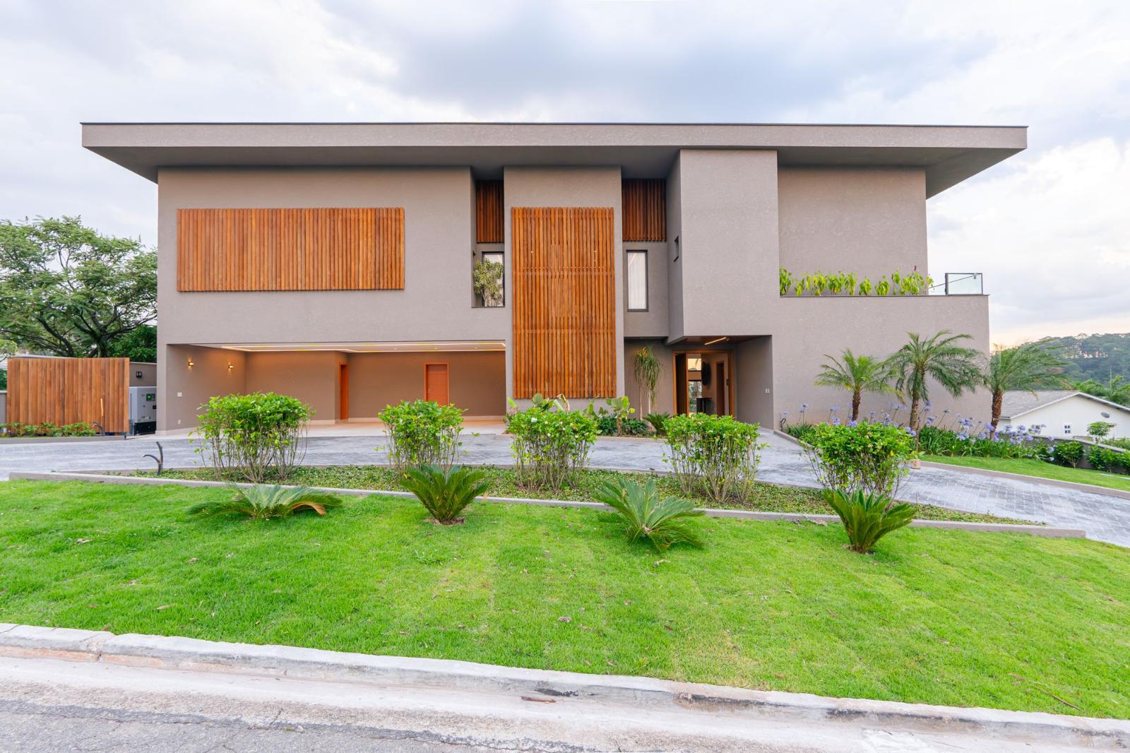 Fachada casa à venda em Tamboré, Barueri — 5 suítes, 1500 m² — imagem 1 de 18