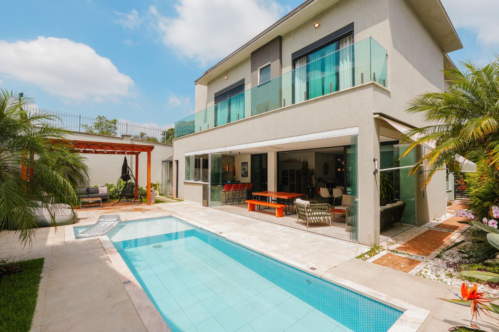 Piscina e área externa casa à venda ou para alugar em Burle Marx, Alphaville, Santana de Parnaíba — 4 suítes, 481 m² — imagem 5 de 18