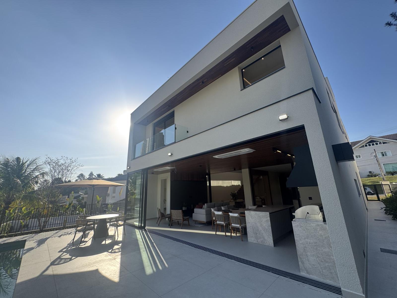Sala de estar casa à venda em 18 do Forte, Alphaville, Santana de Parnaíba — 5 suítes, 490 m² — imagem 2 de 18