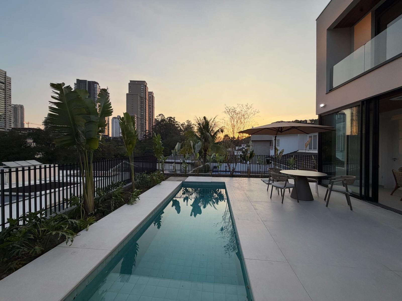 Cozinha e área gourmet casa à venda em 18 do Forte, Alphaville, Santana de Parnaíba — 5 suítes, 490 m² — imagem 3 de 18