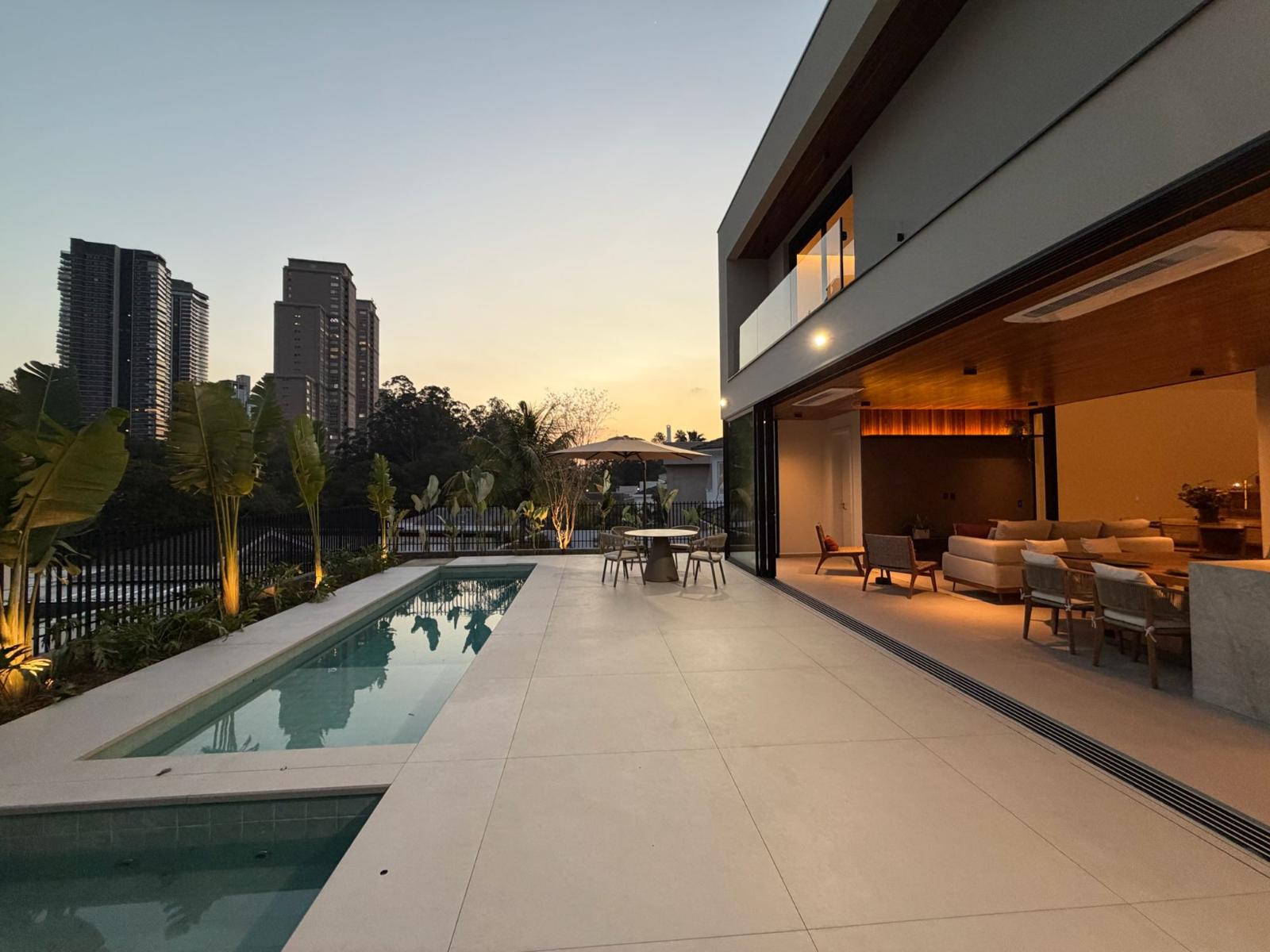 Suíte principal casa à venda em 18 do Forte, Alphaville, Santana de Parnaíba — 5 suítes, 490 m² — imagem 4 de 18
