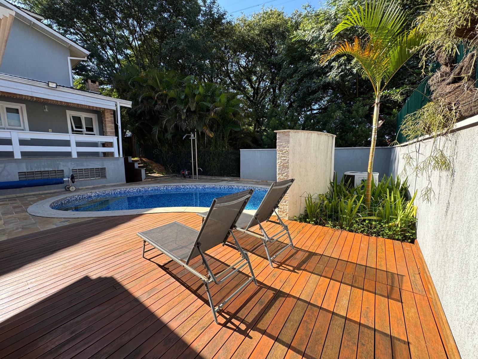 Piscina e área externa casa à venda em Alphaville Residencial 12, Alphaville, Santana de Parnaíba — 620 m² — imagem 5 de 18