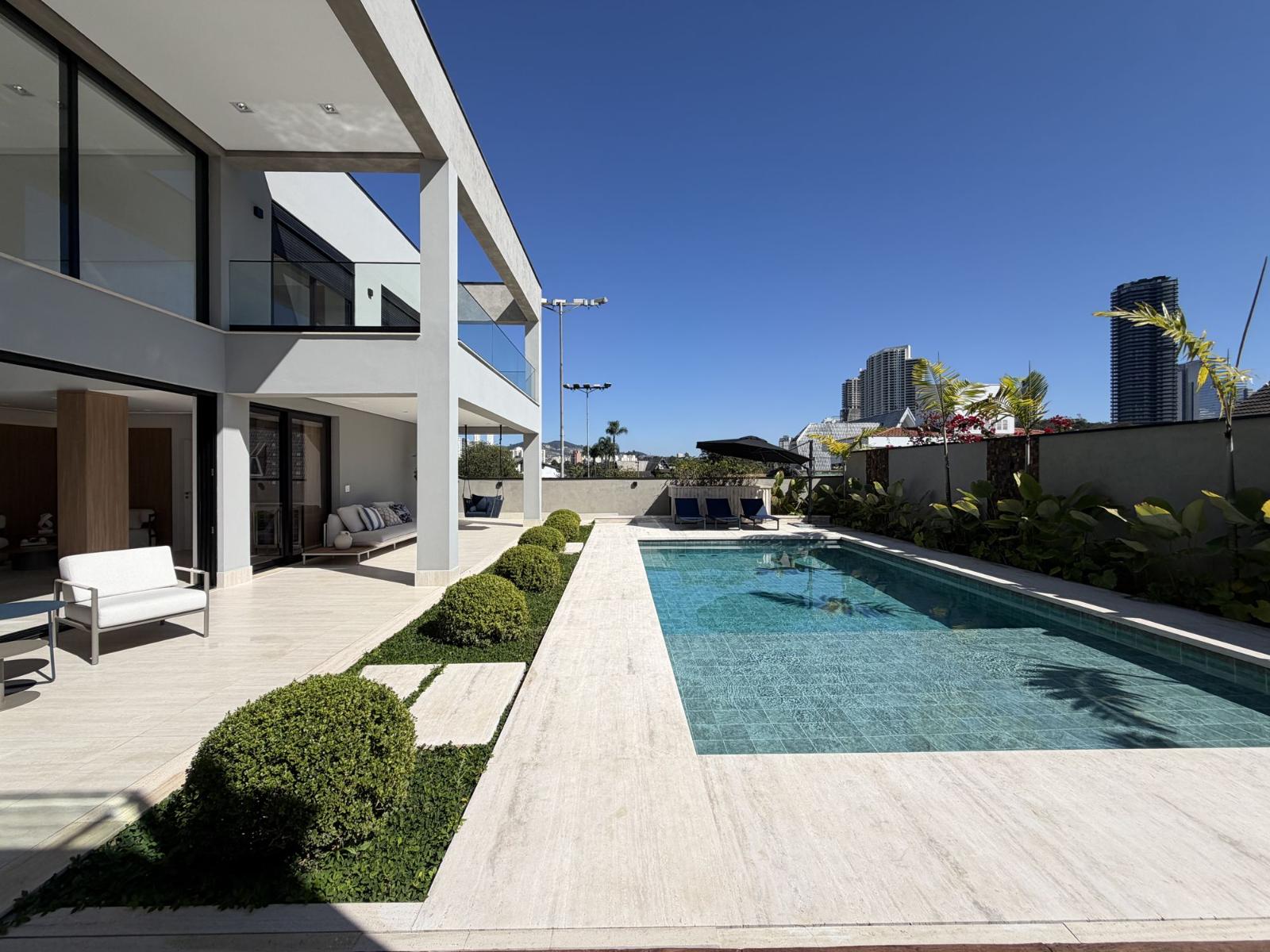 Cozinha e área gourmet casa à venda em Alphaville Residencial 2, Alphaville, Barueri — 5 suítes, 840 m² — imagem 3 de 18