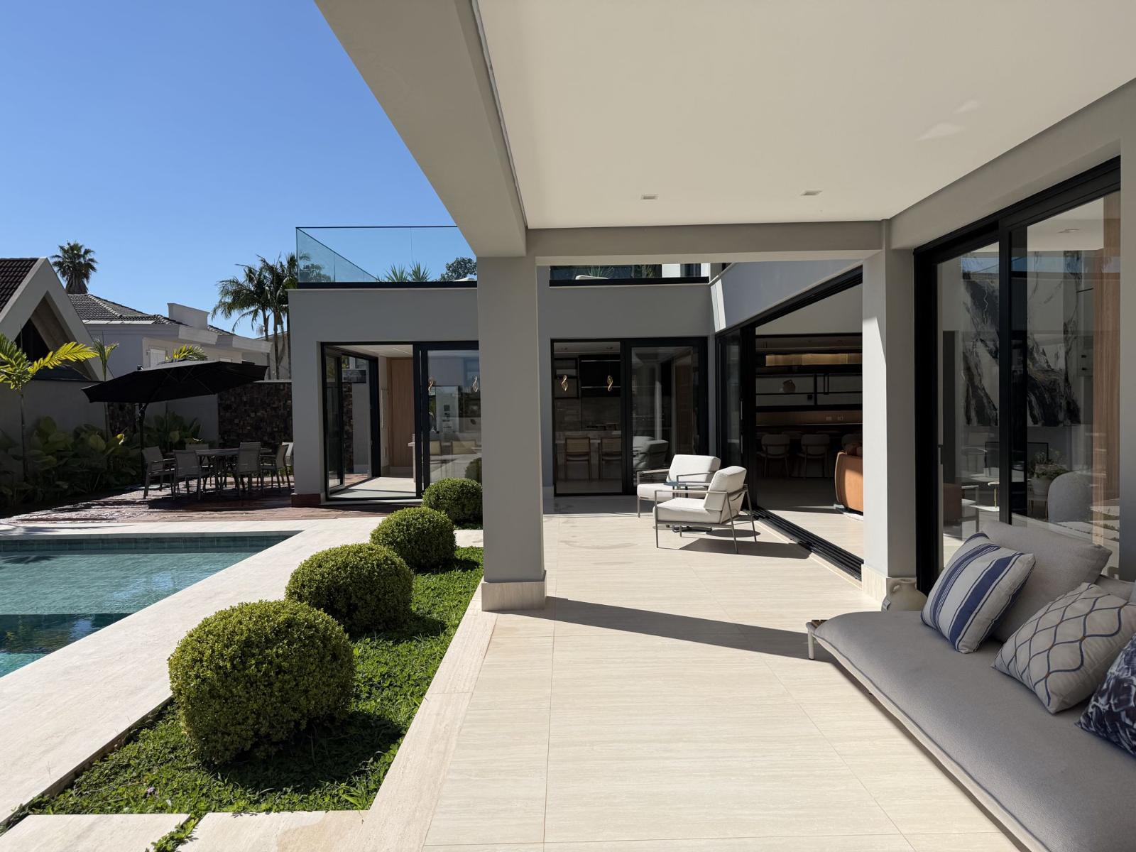 Piscina e área externa casa à venda em Alphaville Residencial 2, Alphaville, Barueri — 5 suítes, 840 m² — imagem 5 de 18