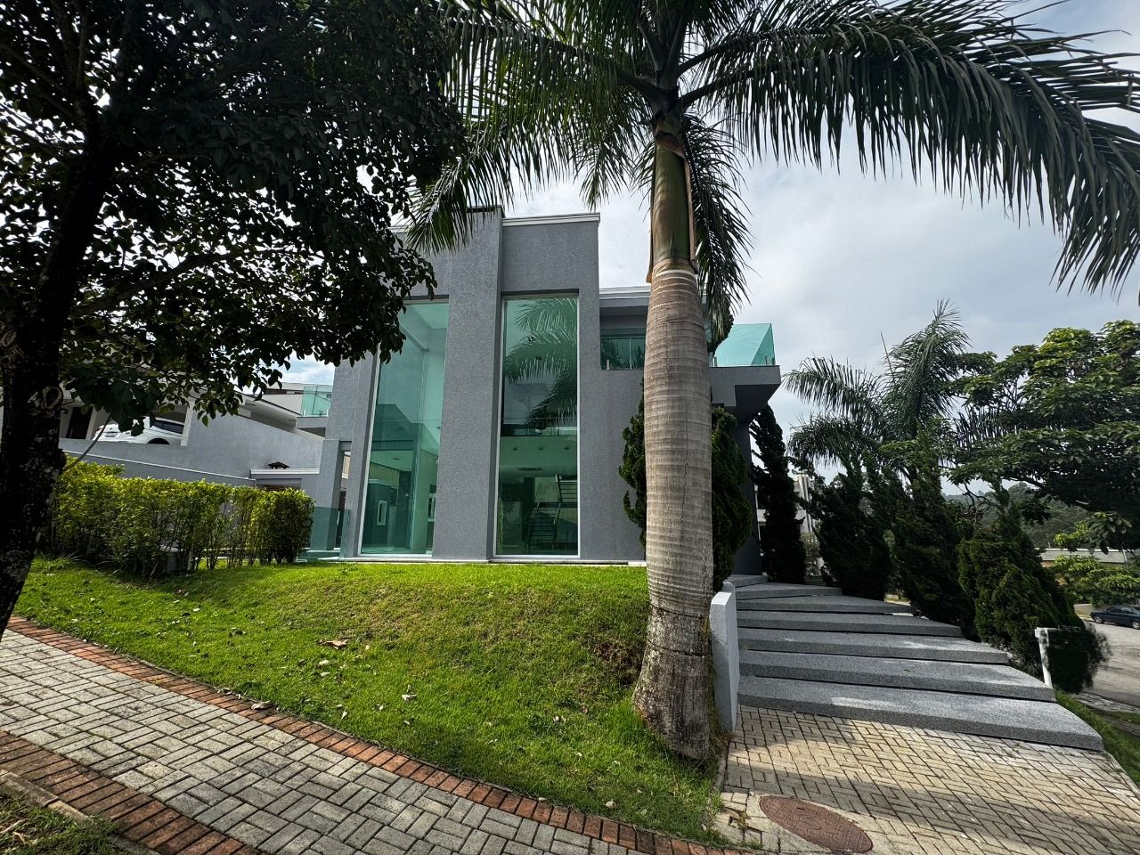 Sala de estar casa à venda ou para alugar em Itahye Residencial, Alphaville, Barueri — 4 suítes, 480 m² — imagem 2 de 18